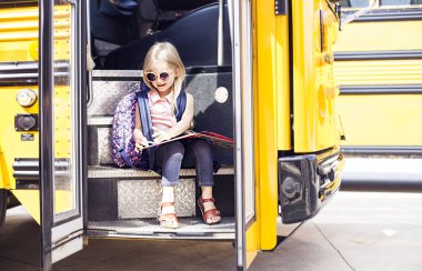 Bir okul otobüsüne çalışma