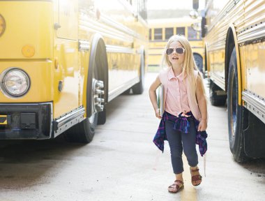 İlk okul otobüsüne binen