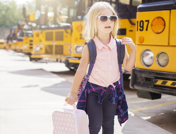 İlk okul otobüsüne binen