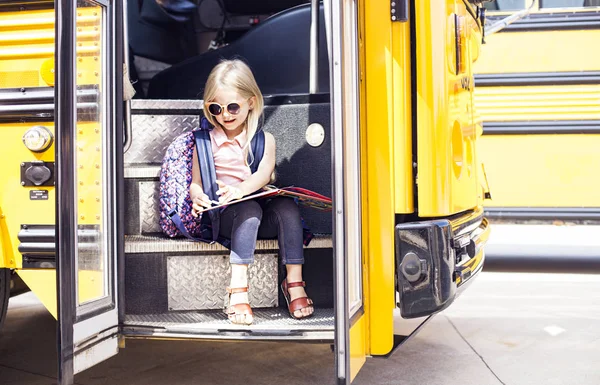 Bir okul otobüsüne çalışma