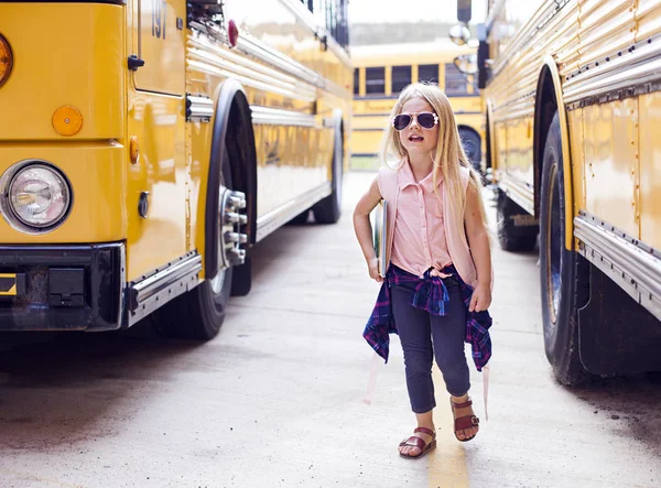 İlk okul otobüsüne binen
