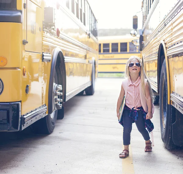 İlk okul otobüsüne binen