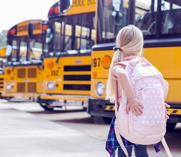 Okul otobüsü, küçük kız