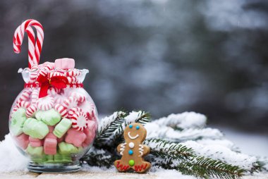 Naneli şeker ve gingerbread karda olan Close-up