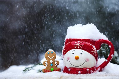 Kupası ile kardan adam yüz ve gingerbread kar yağışı, yakın çekim