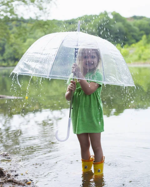 Retrato de menina feliz em pé no rio com guarda-chuva — Fotografia de Stock