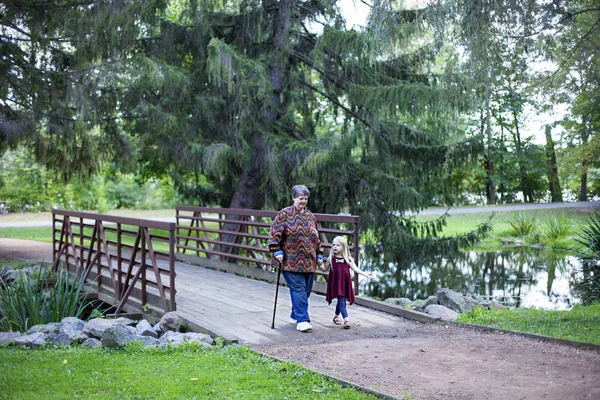 Feliz avó andando com sua neta no parque — Fotografia de Stock