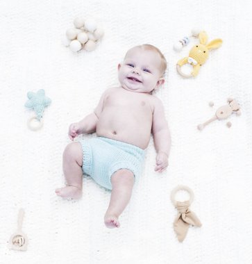 Komik tombul bebek oyuncaklarla yatıyor