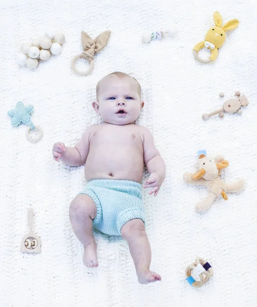 Retrato de un niño pequeño y serio acostado en la cuna — Foto de Stock