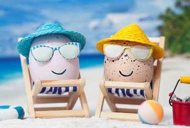 Kumsalda mutlu yüzlü Paskalya yumurtaları