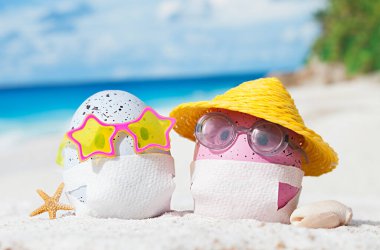 Plajda yüzleri maskeli Paskalya yumurtaları