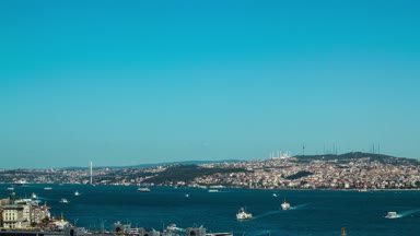 Zaman atlamalı 4k Video üzerinde bir güneşli gün tarihinde Boğaziçi, Istanbul Türkiye, Galata Köprüsü üzerinde ön plan ve Çamlıca Tepesi üzerinde arka plan
