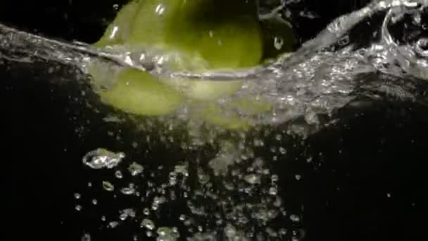 Groene Verse Appels Vallen Water Met Splash Zwarte Achtergrond Close — Stockvideo