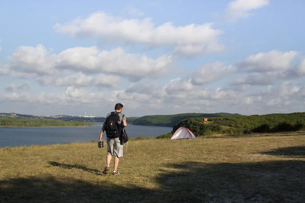 Backpacker Cammina Verso Sua Tenda Con Vista Sul Lago Vacanza — Foto Stock