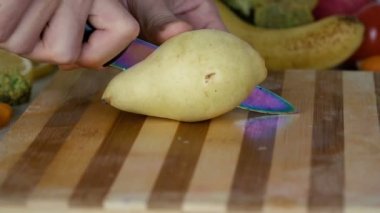 Kesme tahtası üzerinde kesme armut adamdır