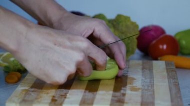 Yeşil biber Dilimleme Kesim Sebze mutfakta adamdır