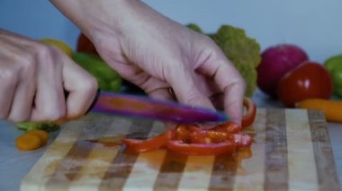 Mutfakta, kesme sebze domates Dilimleme adamdır
