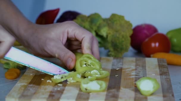 Hombre Está Cortando Verduras Cocina Rebanando Pimiento Verde — Vídeo de stock