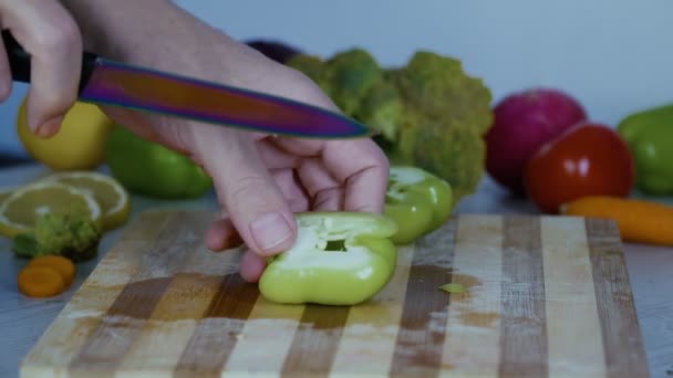 Man Cutting Vegetables Kitchen Slicing Green Bell Pepper — Stock Video