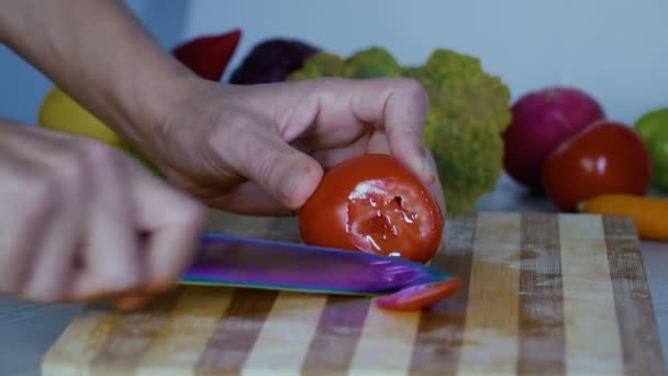 Homem Está Cortando Legumes Cozinha Cortando Tomate — Vídeo de Stock