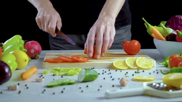 Чоловік Нарізає Овочі Кухні Нарізаючи Помідор — стокове відео