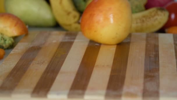 Яблочные Ломтики Падают Разделочную Доску Замедленной Съемке — стоковое видео