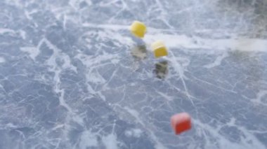 Ağır çekimde yerdeki renkli Türk lokumu düşmek