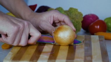 Kesme tahtası üzerinde kesme soğan adamdır