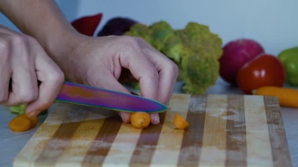 Hombre Está Cortando Verduras Cocina Cortando Zanahoria — Vídeo de stock