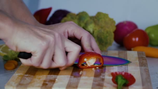 Hombre Está Cortando Verduras Cocina Rebanando Pimiento Rojo — Vídeo de stock