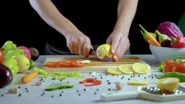人类正在切柠檬的切菜板上 — 图库视频影像