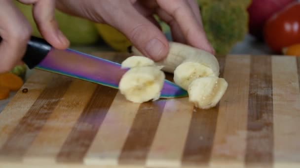 Mens Snijden Banaan Snijplank — Stockvideo