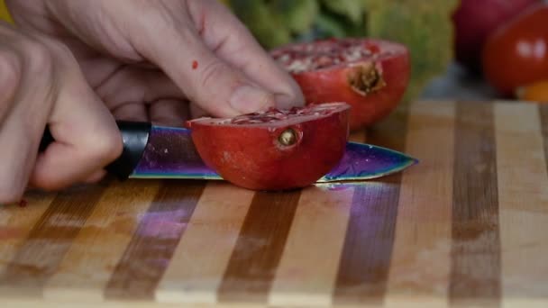 Člověk Řezání Granátové Jablko Prkénku — Stock video