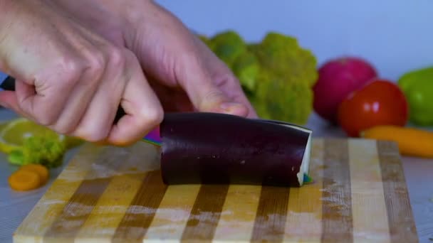 Uomo Taglia Verdure Cucina Affetta Melanzane — Video Stock
