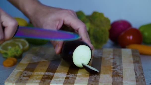 Homem Está Cortando Legumes Cozinha Cortando Berinjela — Vídeo de Stock