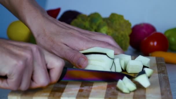 Mannen Skära Grönsaker Köket Skivas Aubergine — Stockvideo