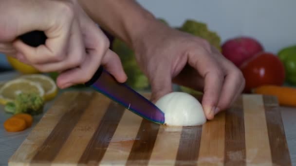 Hombre Está Cortando Cebolla Tabla Cortar — Vídeos de Stock