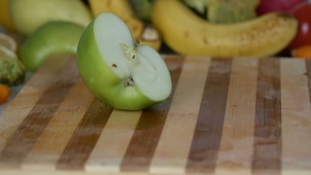 Шматочки Яблука Падають Обробну Дошку Повільному Русі — стокове відео