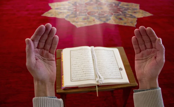 Muslimischer Mann Betet Der Moschee — Stockfoto