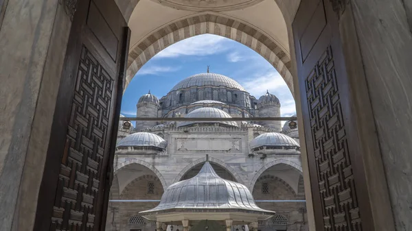 이스탄불 지구의 모스크 정복자의 모스크 입구에서 바라보는 아름다운 — 스톡 사진