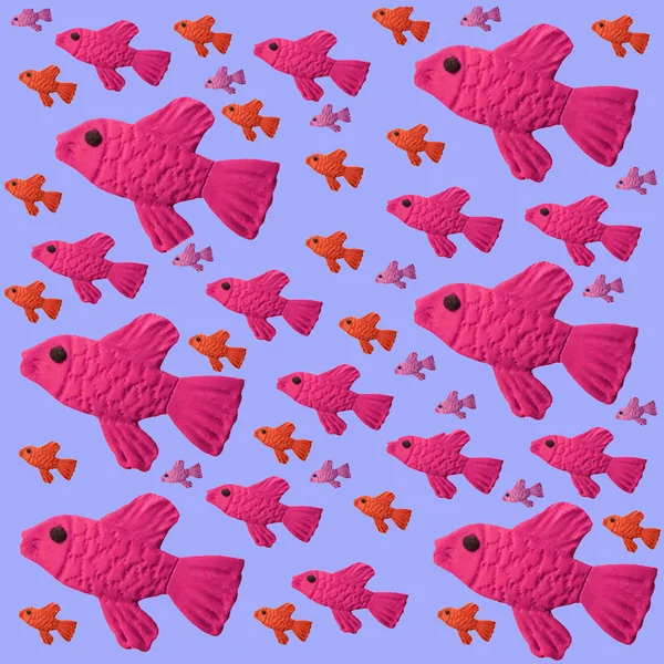 Solgun eflatun arka plan üzerinde irili ufaklı parlak pembe ve turuncu balık vardır. Seamless modeli