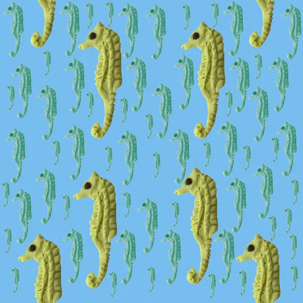 Mavi bir arka plan üzerinde deniz sakinleri yarışçılar sarı ve yeşil farklı boyutlarda vardır. Seamless modeli