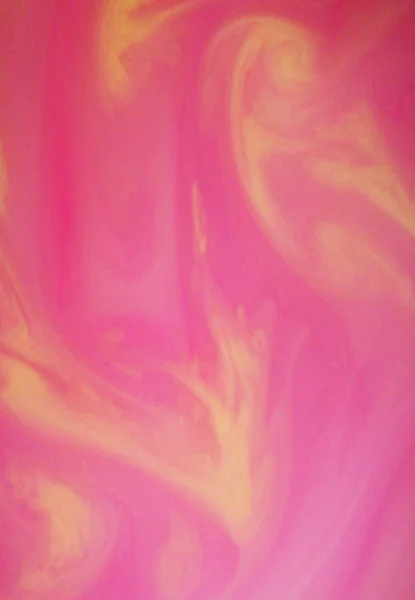 Parlak pembe bir arka plan üzerinde bulunan sarı bulanık noktalar vardır.