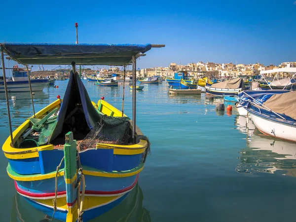 Πλωτά καταλύματα σε μεσογειακό λιμάνι — Φωτογραφία Αρχείου