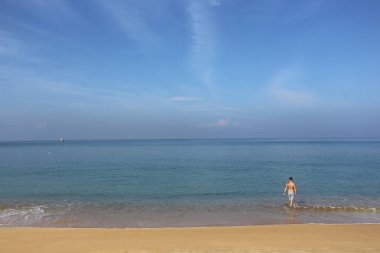 Yaz aylarında su oynarken sörfçü için uygun denize bakan Beach önden görünüm