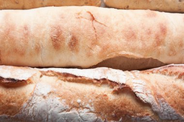 Yemek arkaplanı olarak taze pişmiş uzun baget.