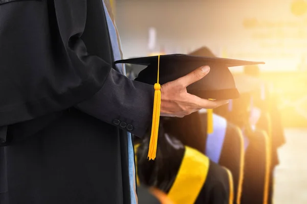 Les Diplômés Tiennent Chapeau Félicitations Sur Campus — Photo