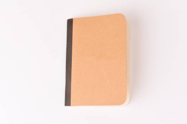 Beyaz izole zemin üzerinde kahverengi defter.
