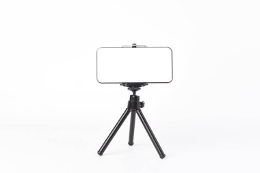 Cep telefonu fotoğraf, beyaz izole zemin çekmek için tripod üzerinde ayarla.