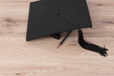 Mezun kap sınıfta ahşap bir masa üzerine yerleştirilen.